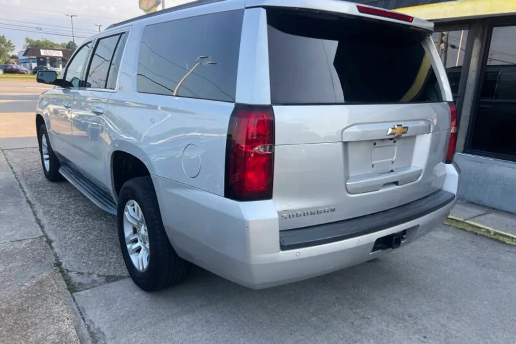 2017 Chevrolet Suburban LT photo 1