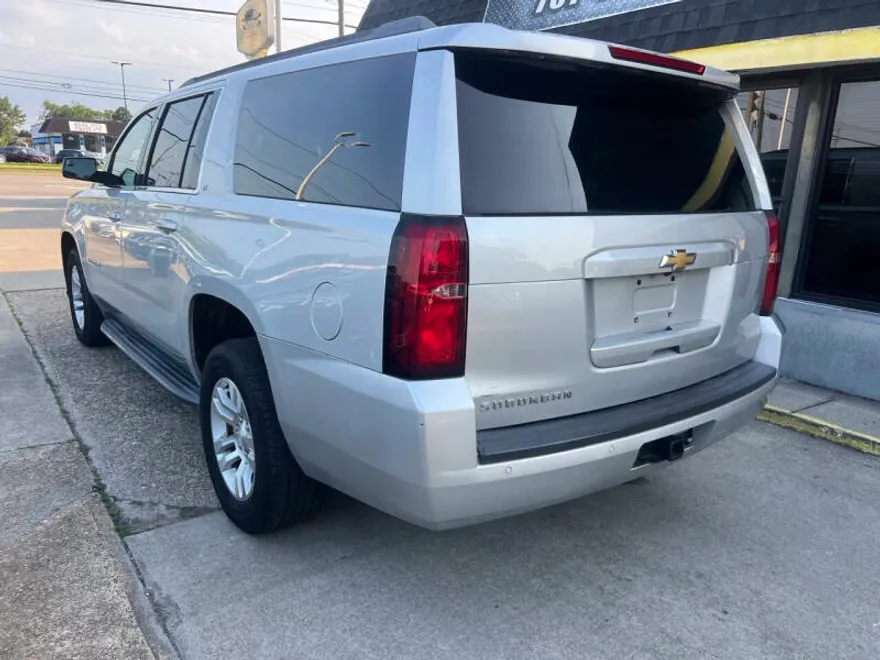 2017 Chevrolet Suburban LT photo 1