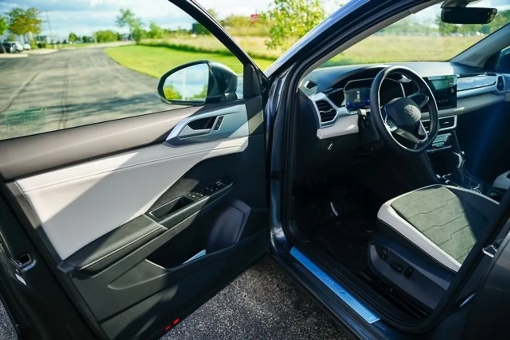 2025 Volkswagen Taos SE photo 1