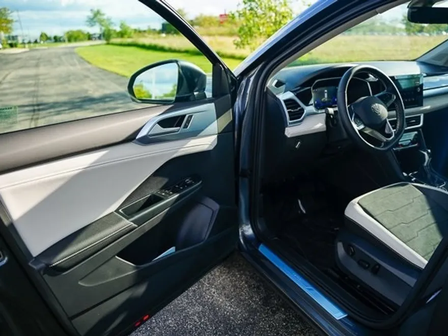 2025 Volkswagen Taos SE photo 1