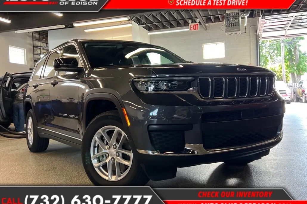 2023 Jeep Grand Cherokee Laredo photo 1