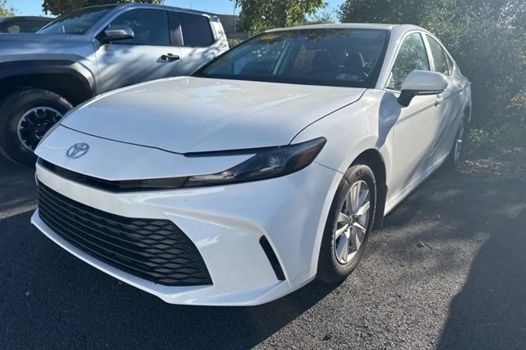2025 Toyota Camry SE photo 1