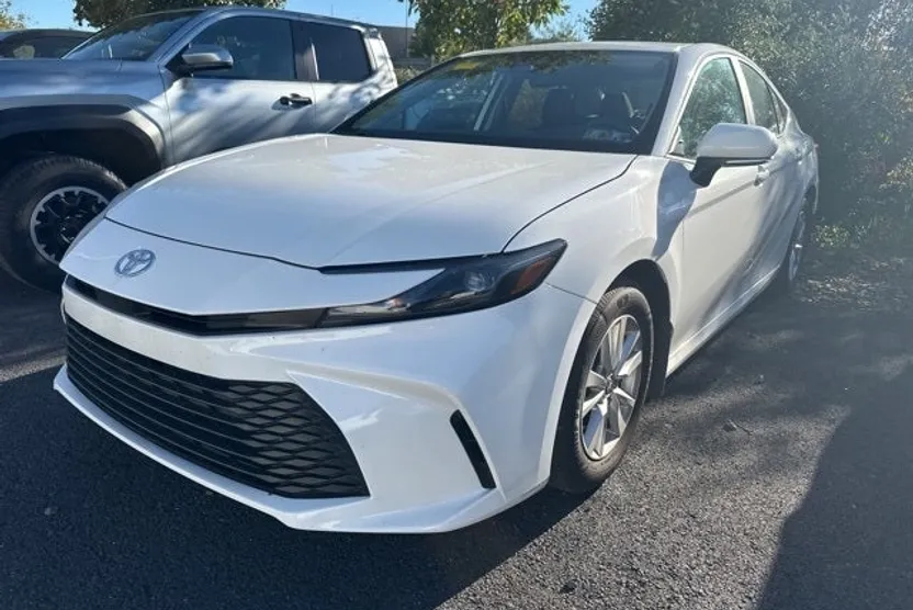 2025 Toyota Camry SE photo 1