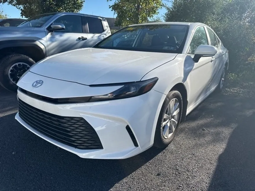 2025 Toyota Camry SE photo 1
