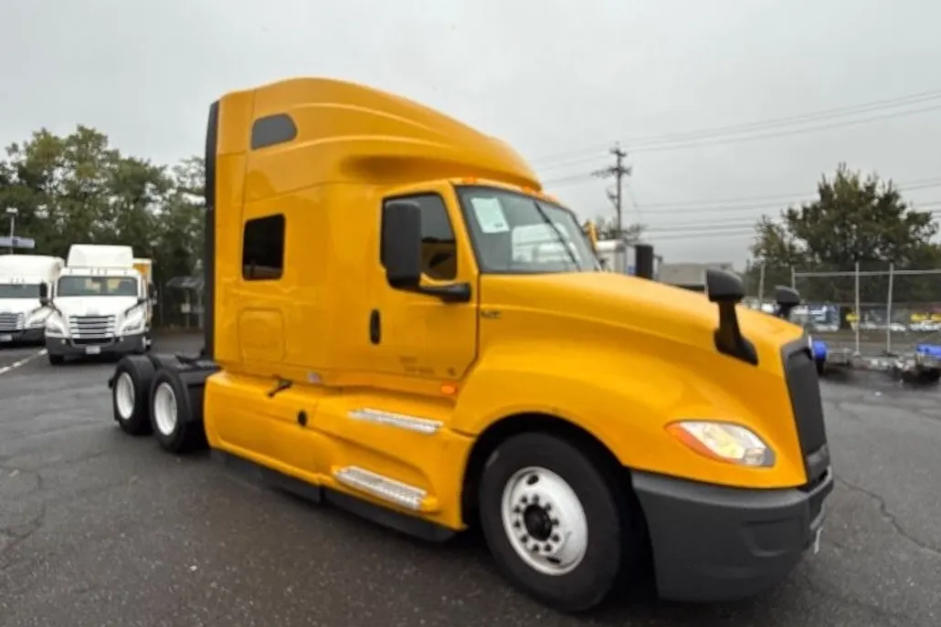 2022 International LT625 LT photo 1