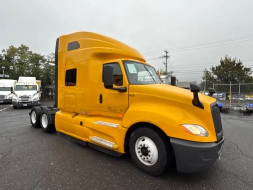 2022 International LT625 LT photo 1