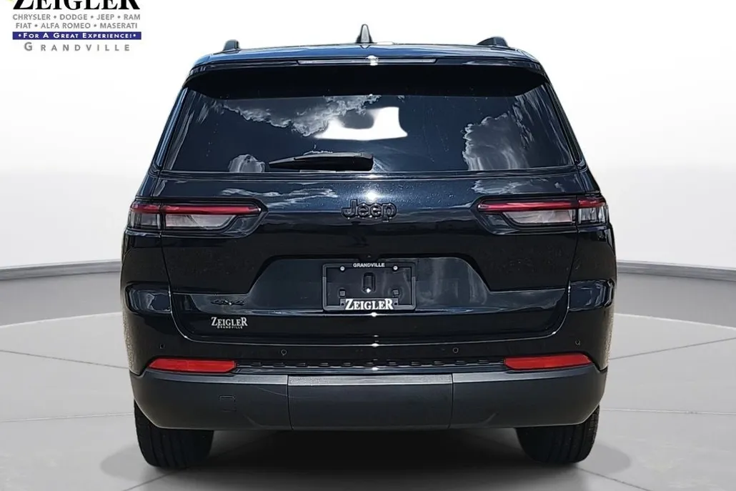 2023 Jeep Grand Cherokee Altitude photo 1