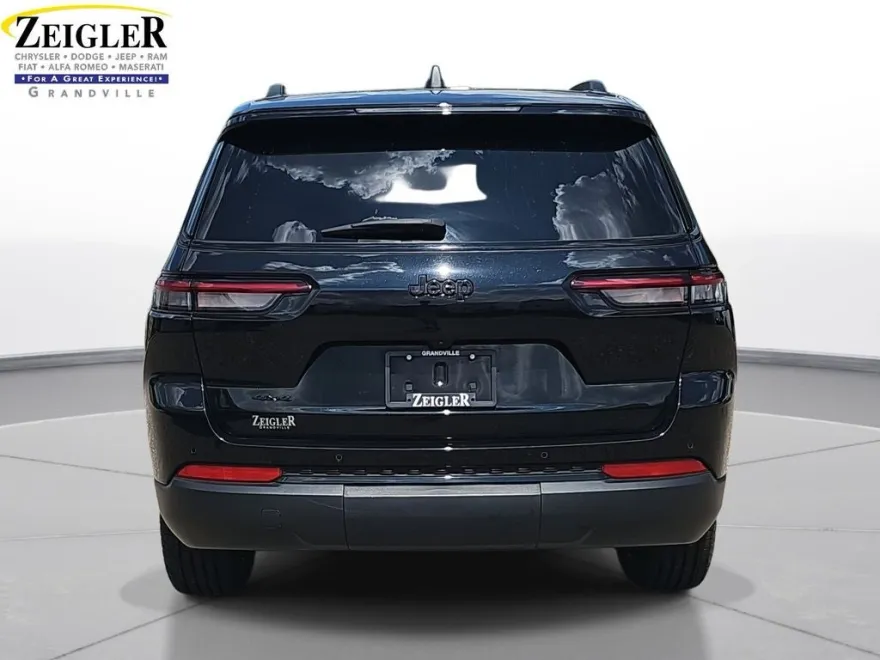 2023 Jeep Grand Cherokee Altitude photo 1