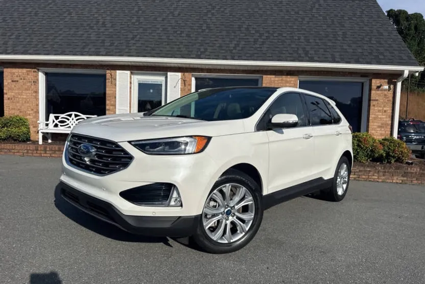 2022 Ford Edge Titanium photo 1