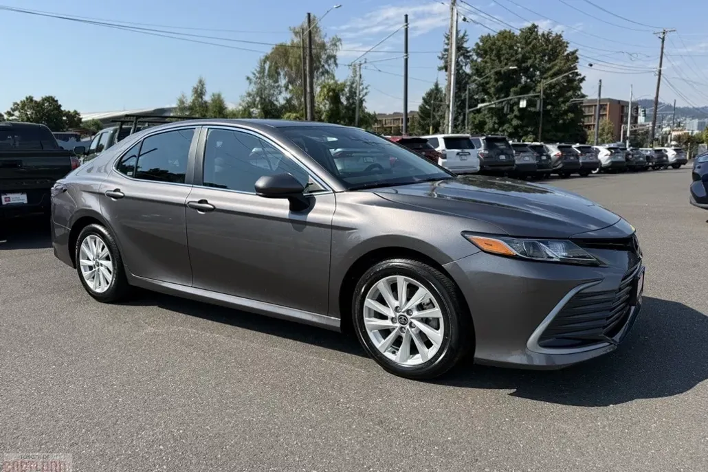 2023 Toyota Camry LE photo 1