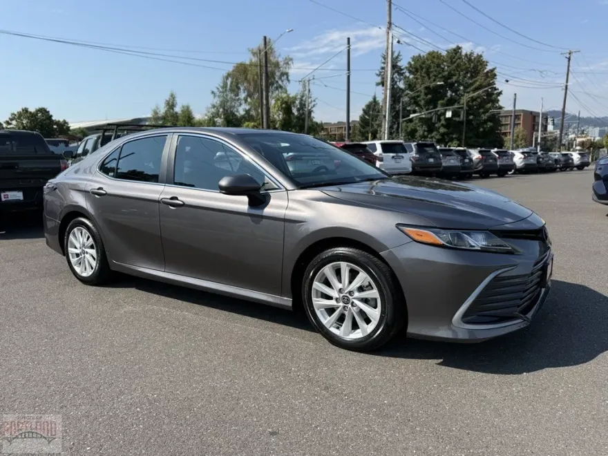2023 Toyota Camry LE photo 1