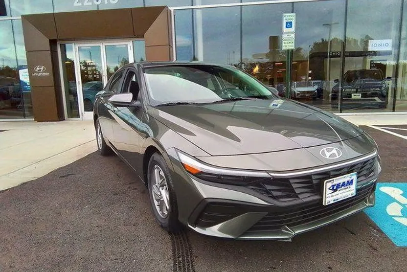 2025 Hyundai Elantra SE photo 1