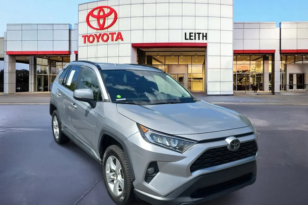 2021 Toyota RAV4 XLE photo 1