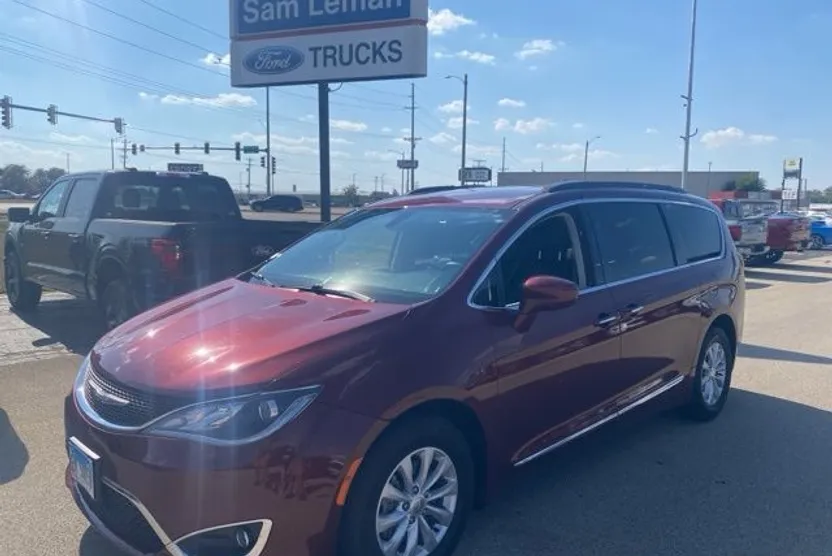 2017 Chrysler Pacifica Touring L photo 1