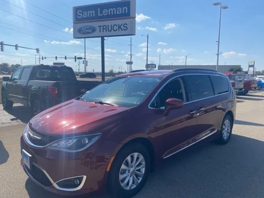 2017 Chrysler Pacifica Touring L photo 1