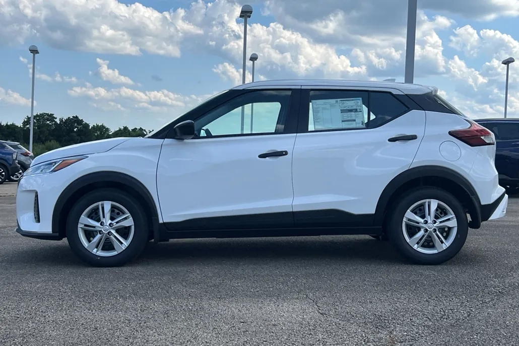2025 Nissan Kicks Play S photo 1