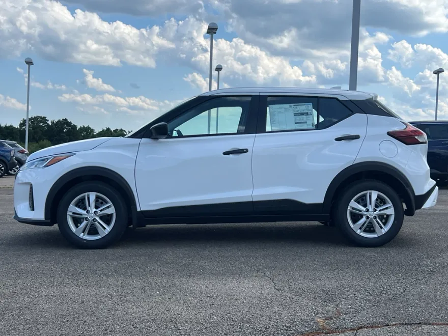 2025 Nissan Kicks Play S photo 1