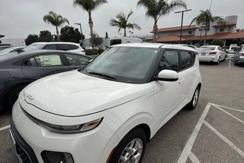 2022 Kia Soul LX photo 1