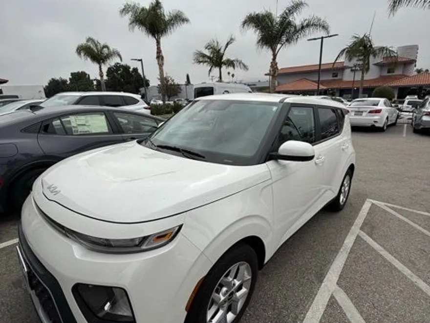 2022 Kia Soul LX photo 1