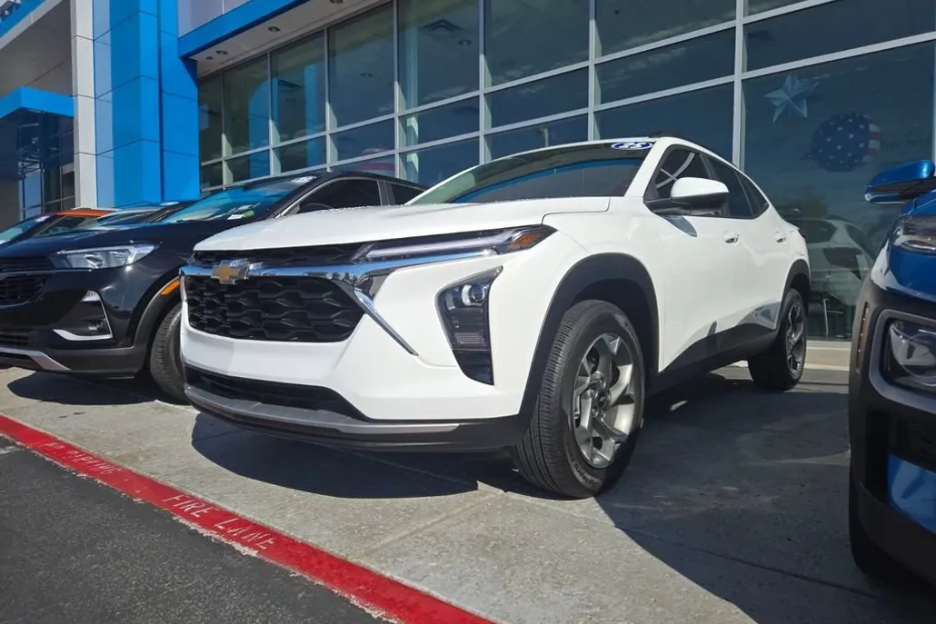 2025 Chevrolet Trax LT photo 1