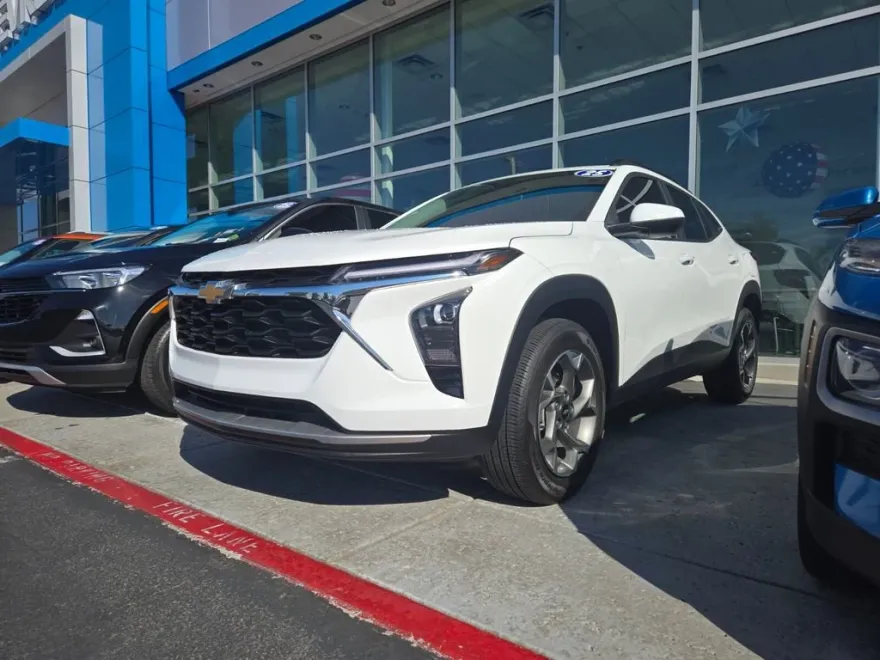 2025 Chevrolet Trax LT photo 1