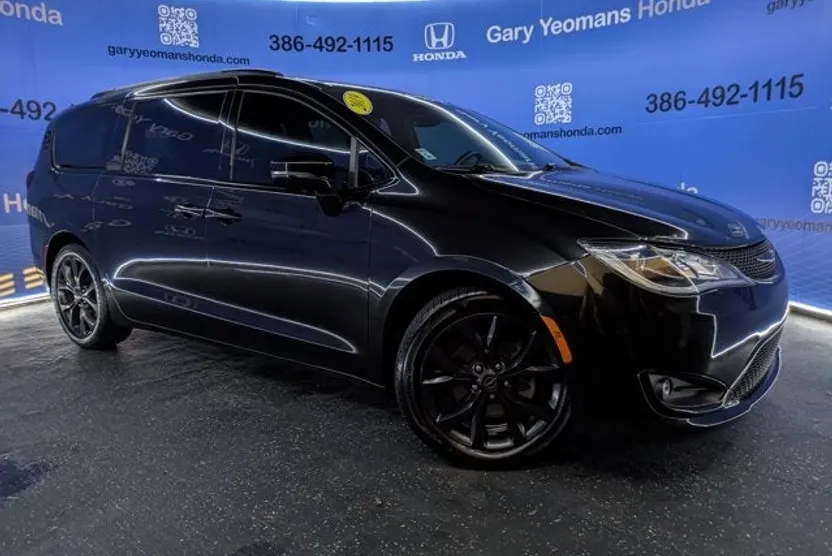 2019 Chrysler Pacifica Limited photo 1