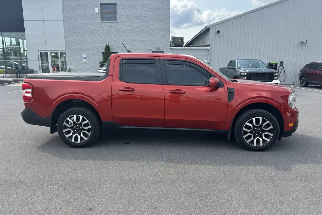 2023 Ford Maverick Lariat photo 1