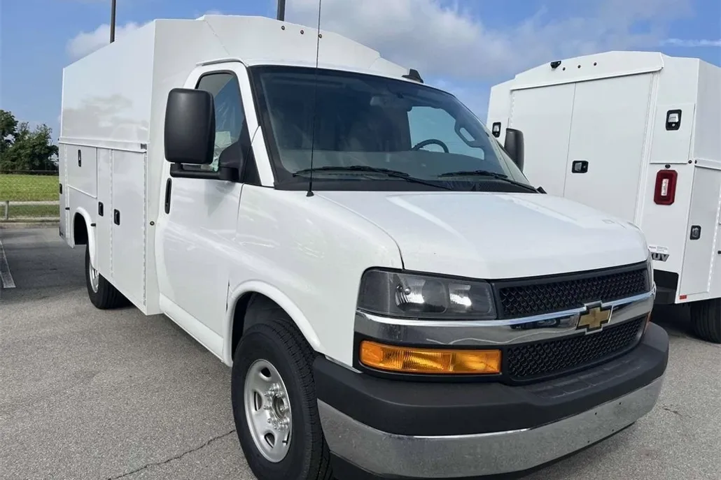 2025 Chevrolet Express Cutaway 3500 photo 1