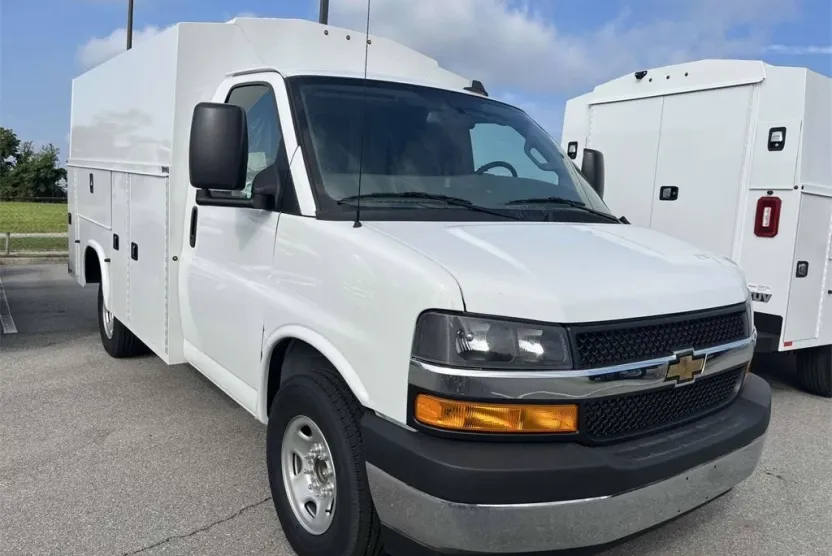 2025 Chevrolet Express Cutaway 3500 photo 1