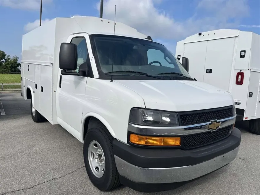 2025 Chevrolet Express Cutaway 3500 photo 1