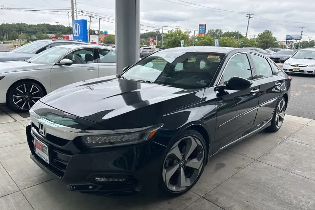 2019 Honda Accord Touring 2.0T photo 1