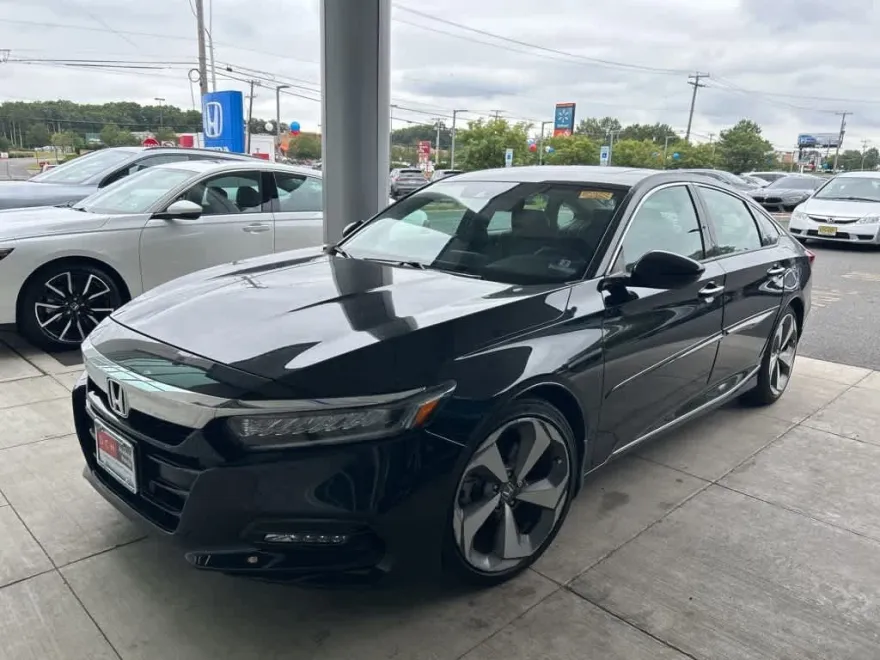 2019 Honda Accord Touring 2.0T photo 1