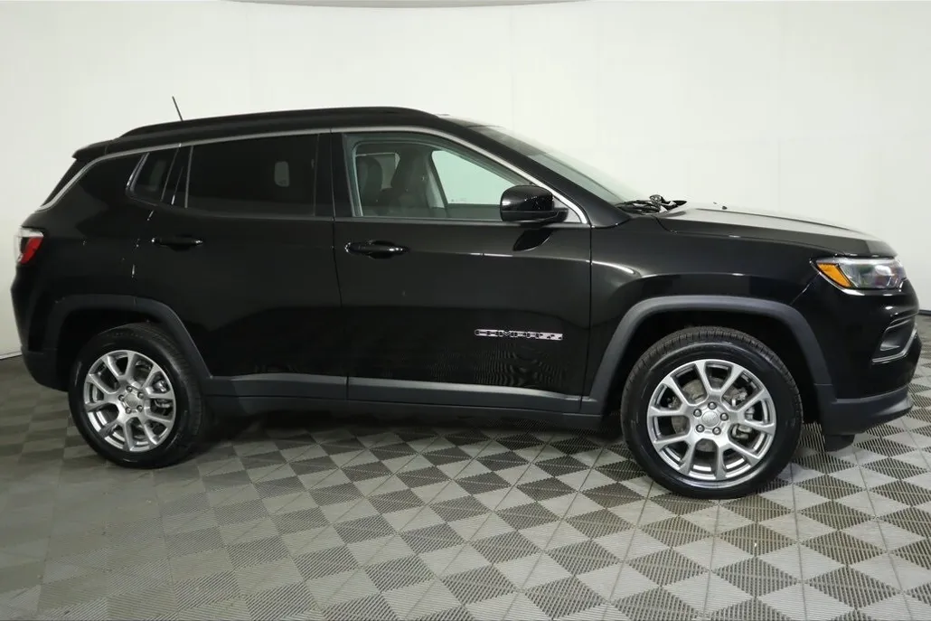 2022 Jeep Compass Latitude Lux photo 1