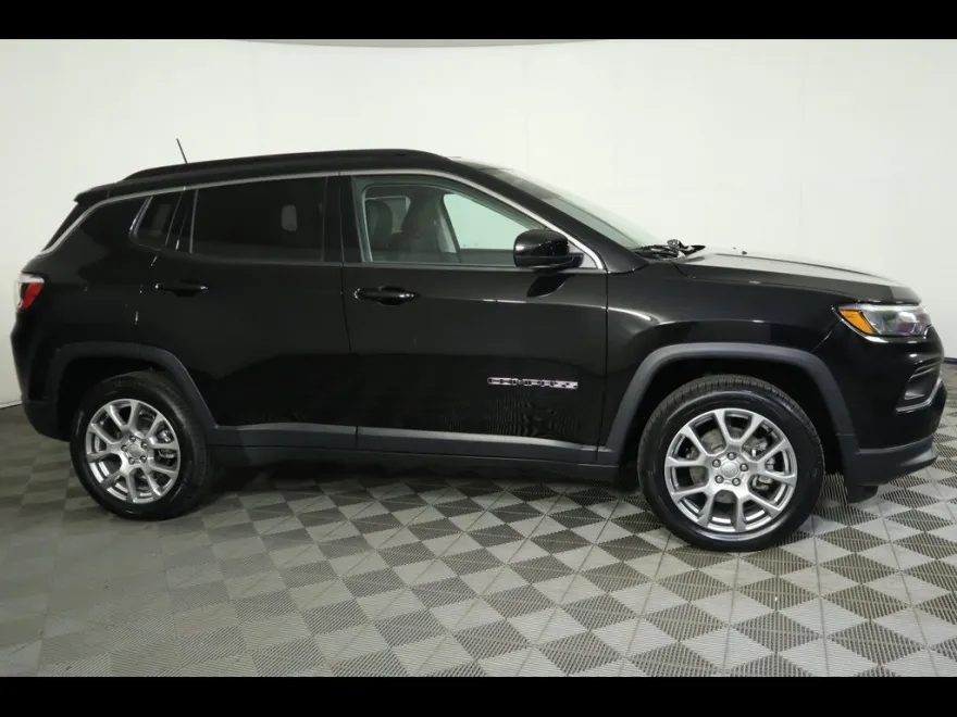 2022 Jeep Compass Latitude Lux photo 1