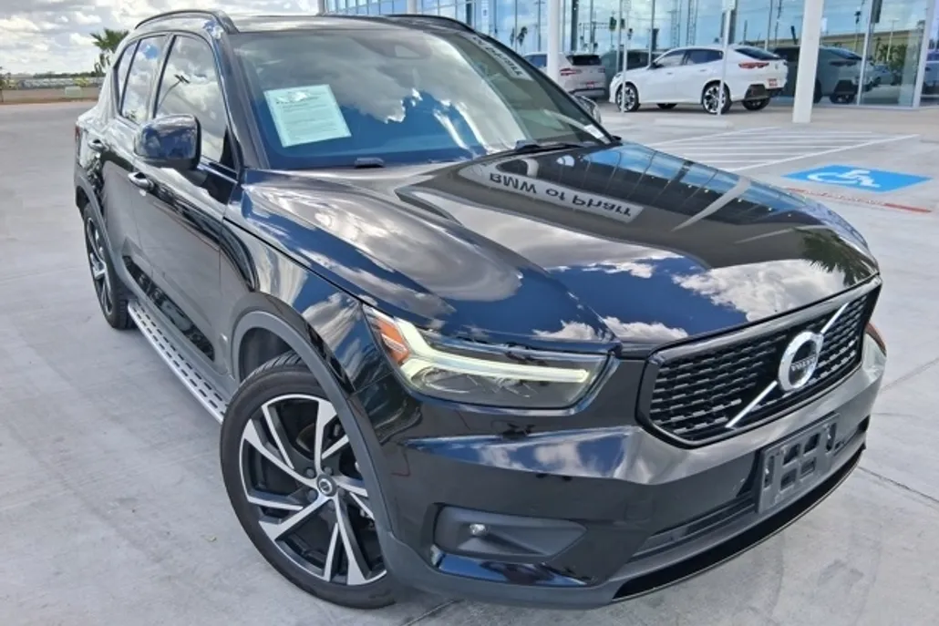 2022 Volvo XC40 R-Design photo 1