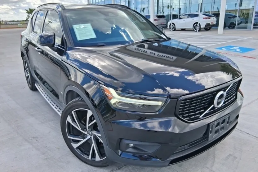 2022 Volvo XC40 R-Design photo 1