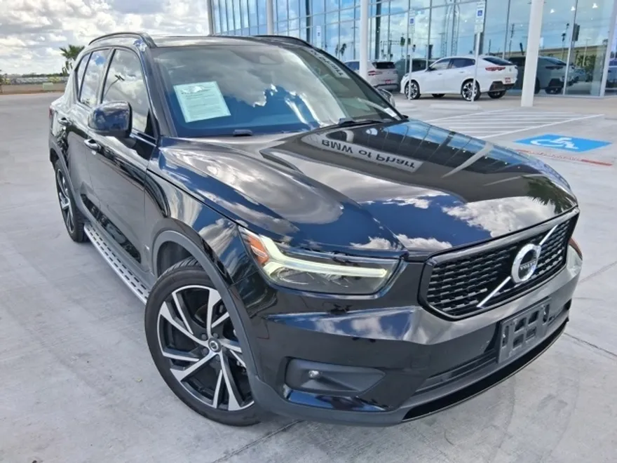 2022 Volvo XC40 R-Design photo 1