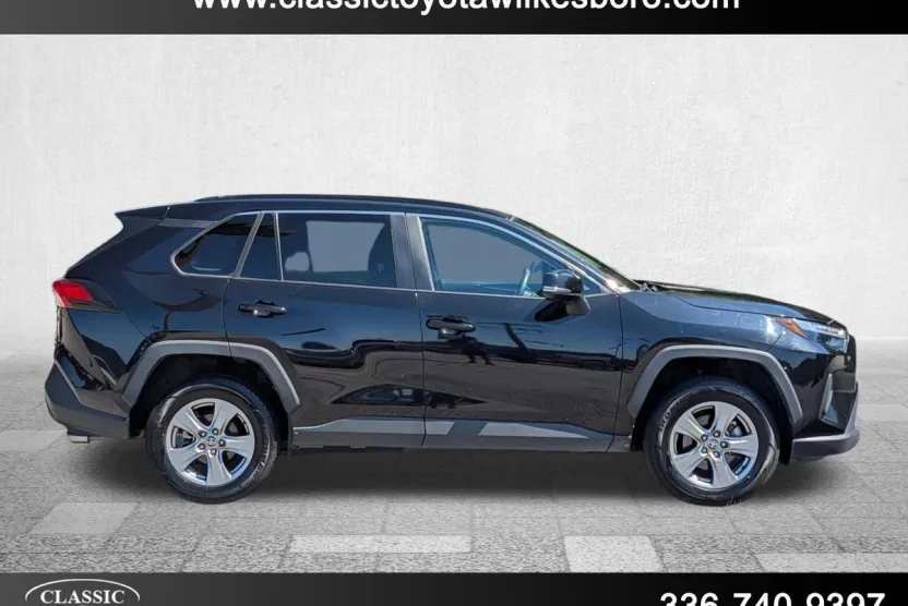 2023 Toyota RAV4 XLE photo 1
