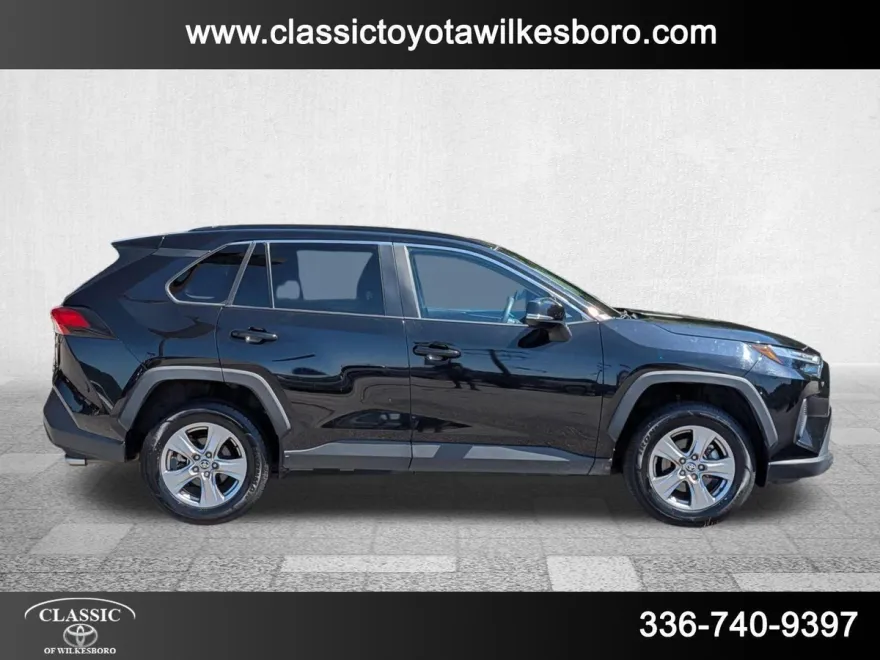 2023 Toyota RAV4 XLE photo 1