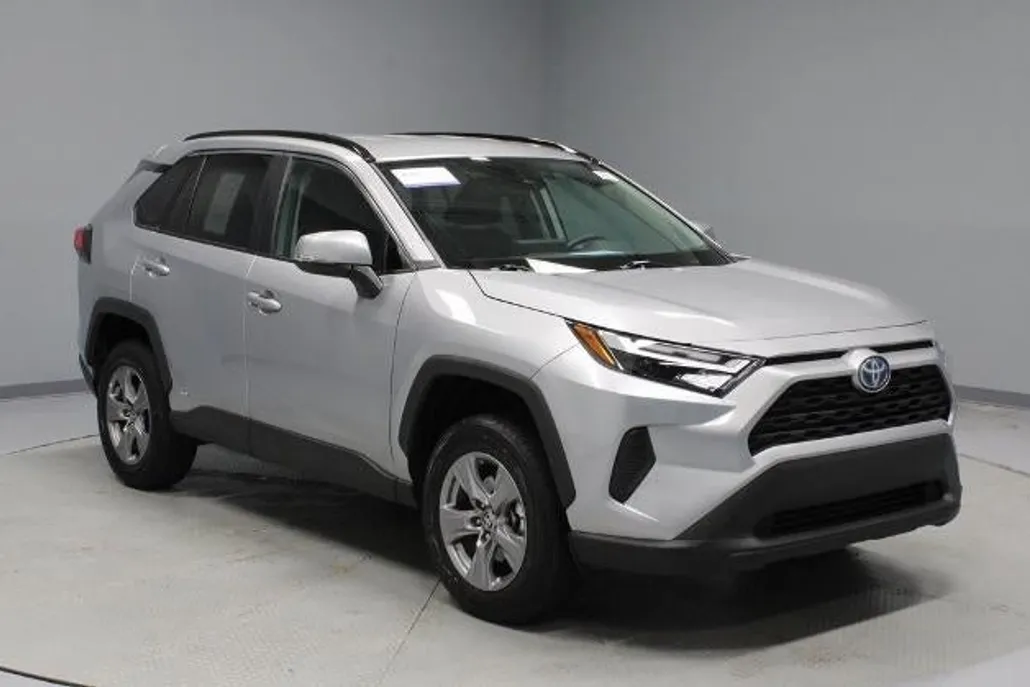 2024 Toyota RAV4 XLE photo 1