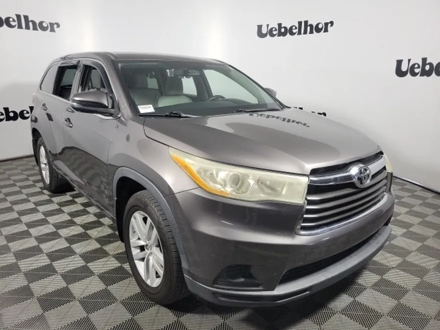2015 Toyota Highlander LE photo 1