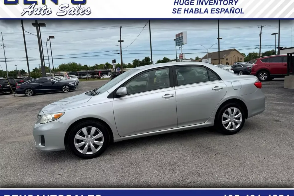 2013 Toyota Corolla LE photo 1