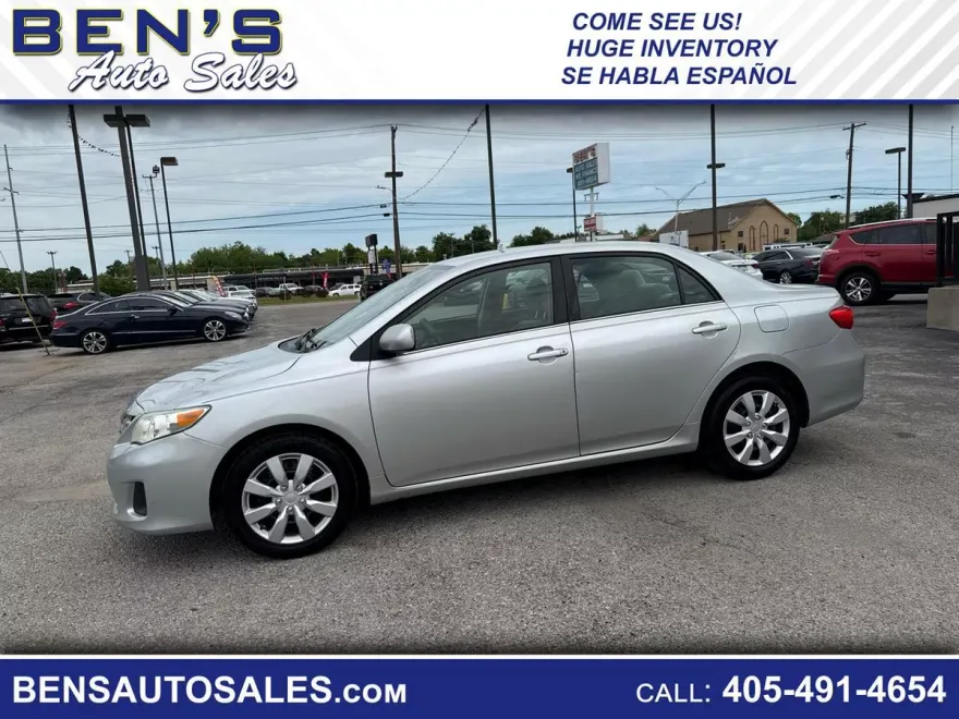 2013 Toyota Corolla LE photo 1
