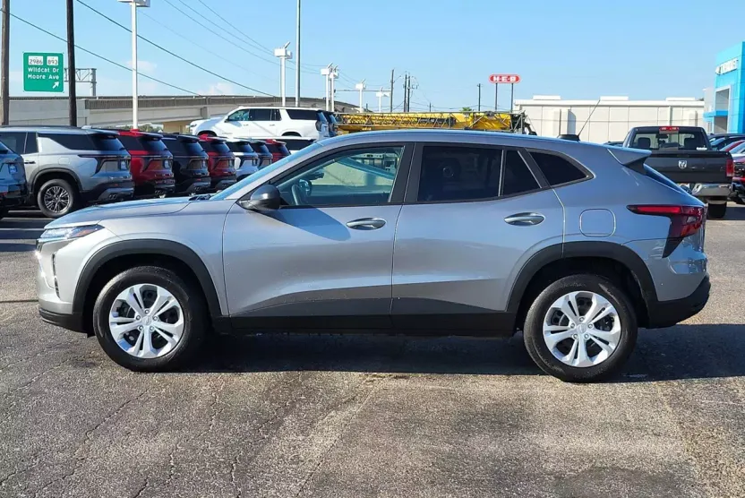 2025 Chevrolet Trax LS photo 1