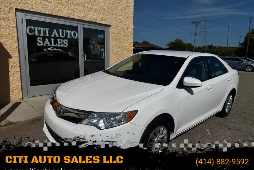 2013 Toyota Camry LE photo 1