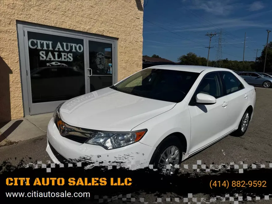 2013 Toyota Camry LE photo 1