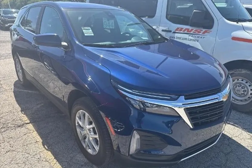 2023 Chevrolet Equinox LT photo 1