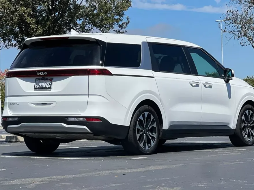 2024 Kia Carnival EX photo 1