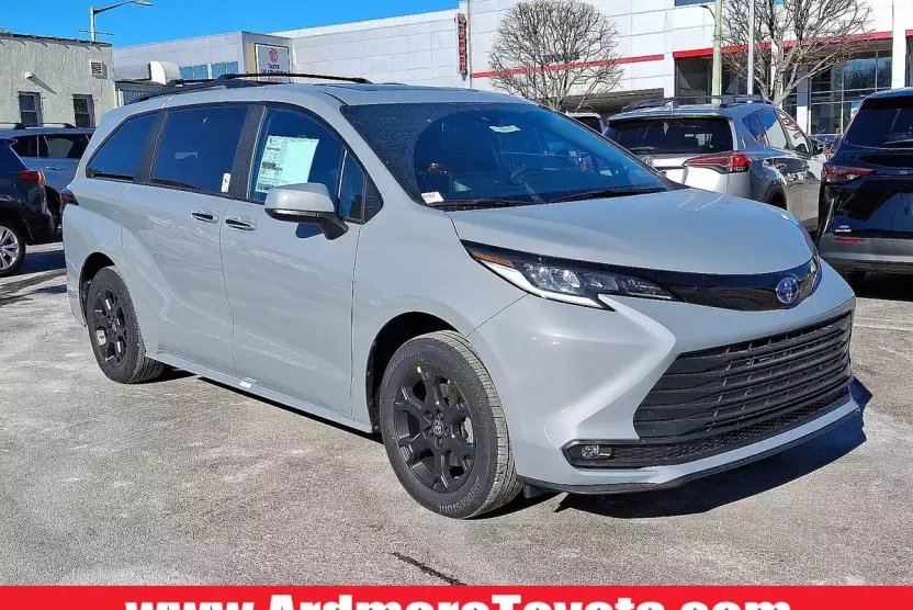 2025 Toyota Sienna Woodland Edition photo 1