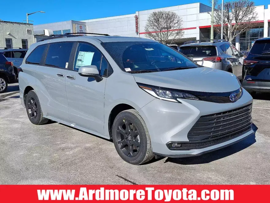 2025 Toyota Sienna Woodland Edition photo 1